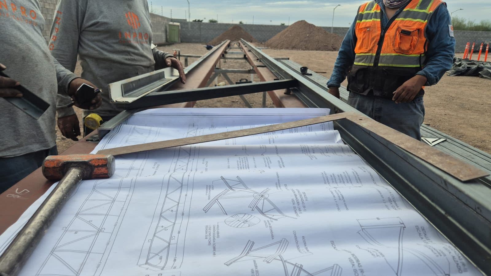 Revisión de planos en obra