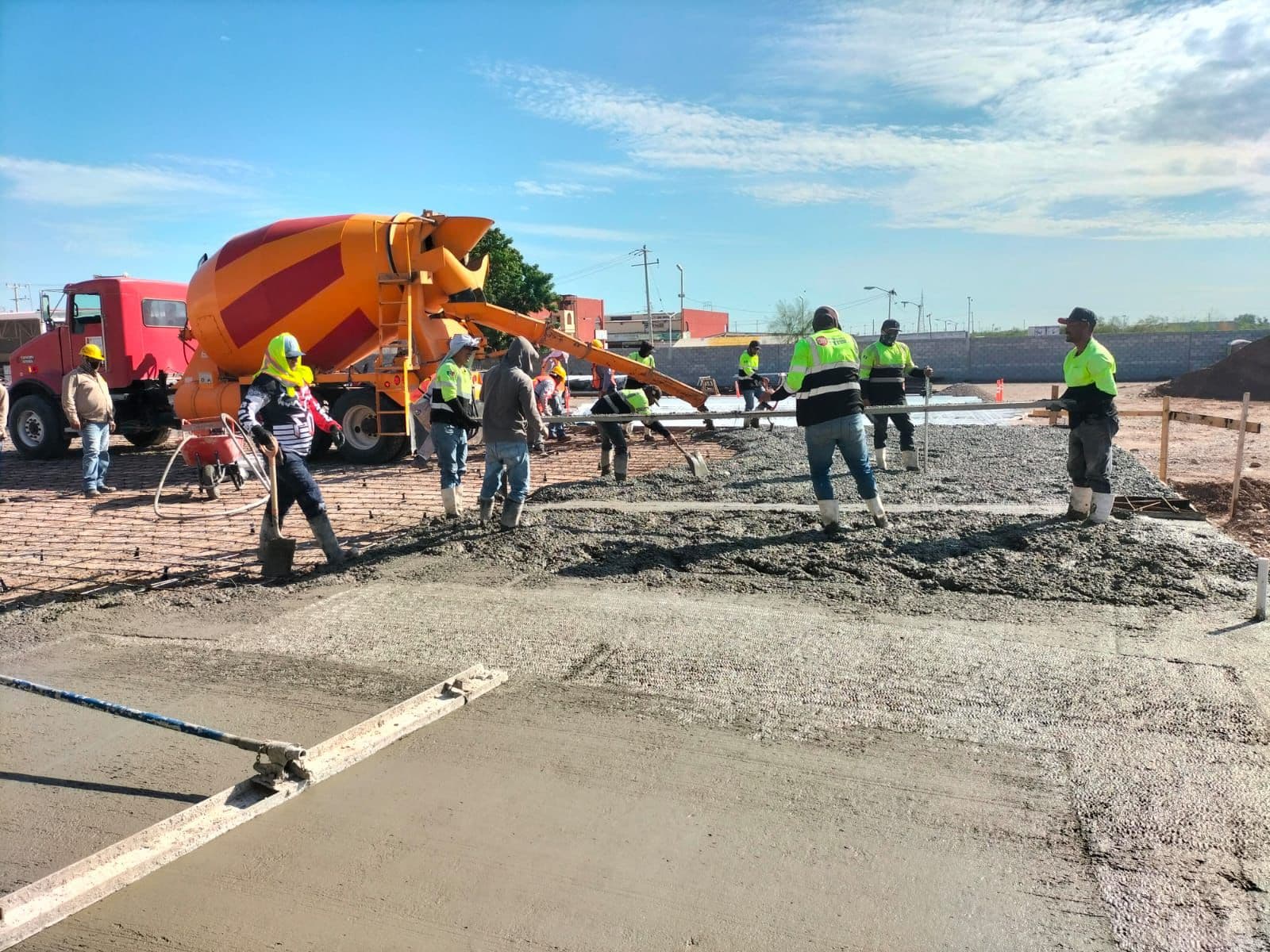 Colado de concreto con equipo completo