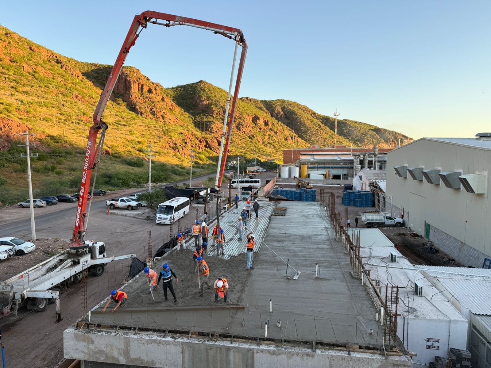 INPRO Edificaciones - Proyecto industrial con vista a montañas