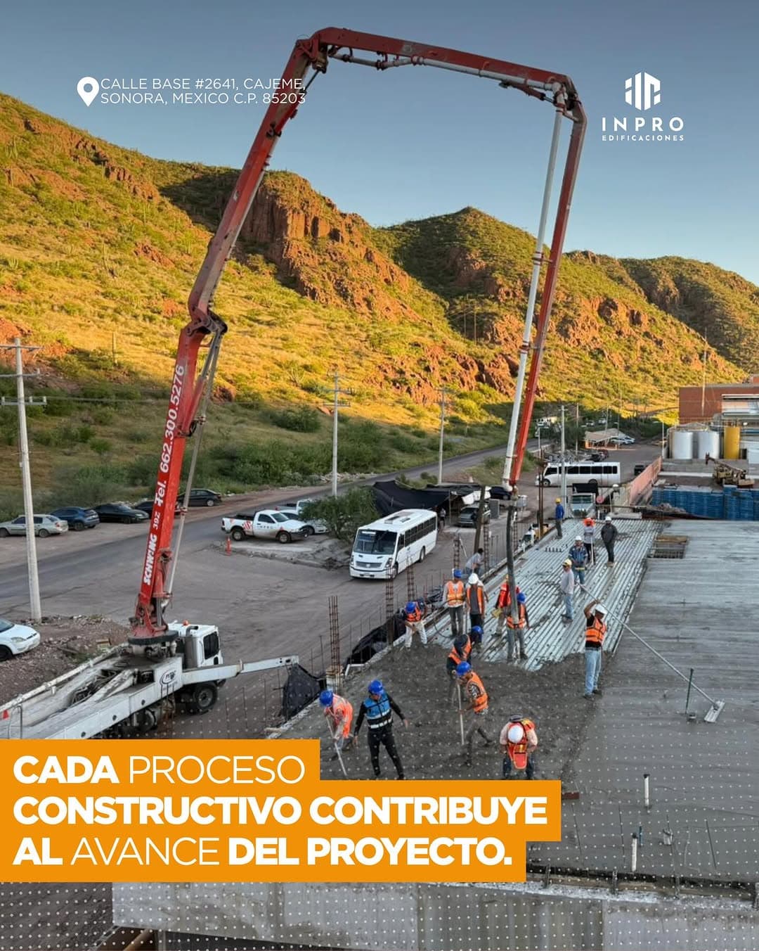 Bomba de concreto en obra con montañas de fondo