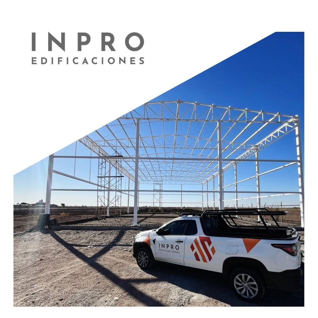 Camioneta INPRO frente a estructura de acero