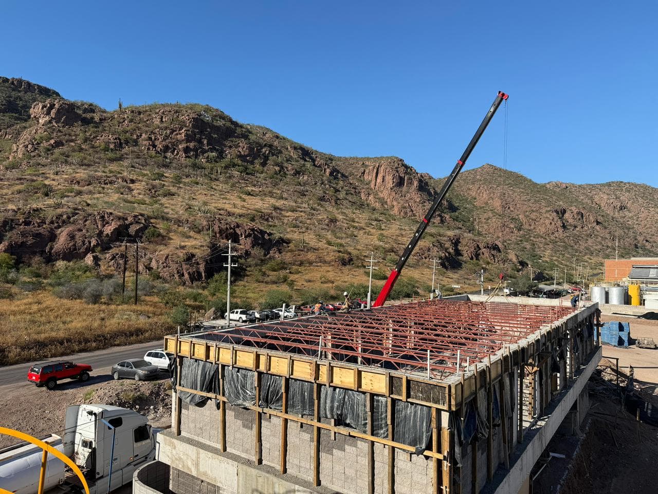 Edificio comercial con grúa