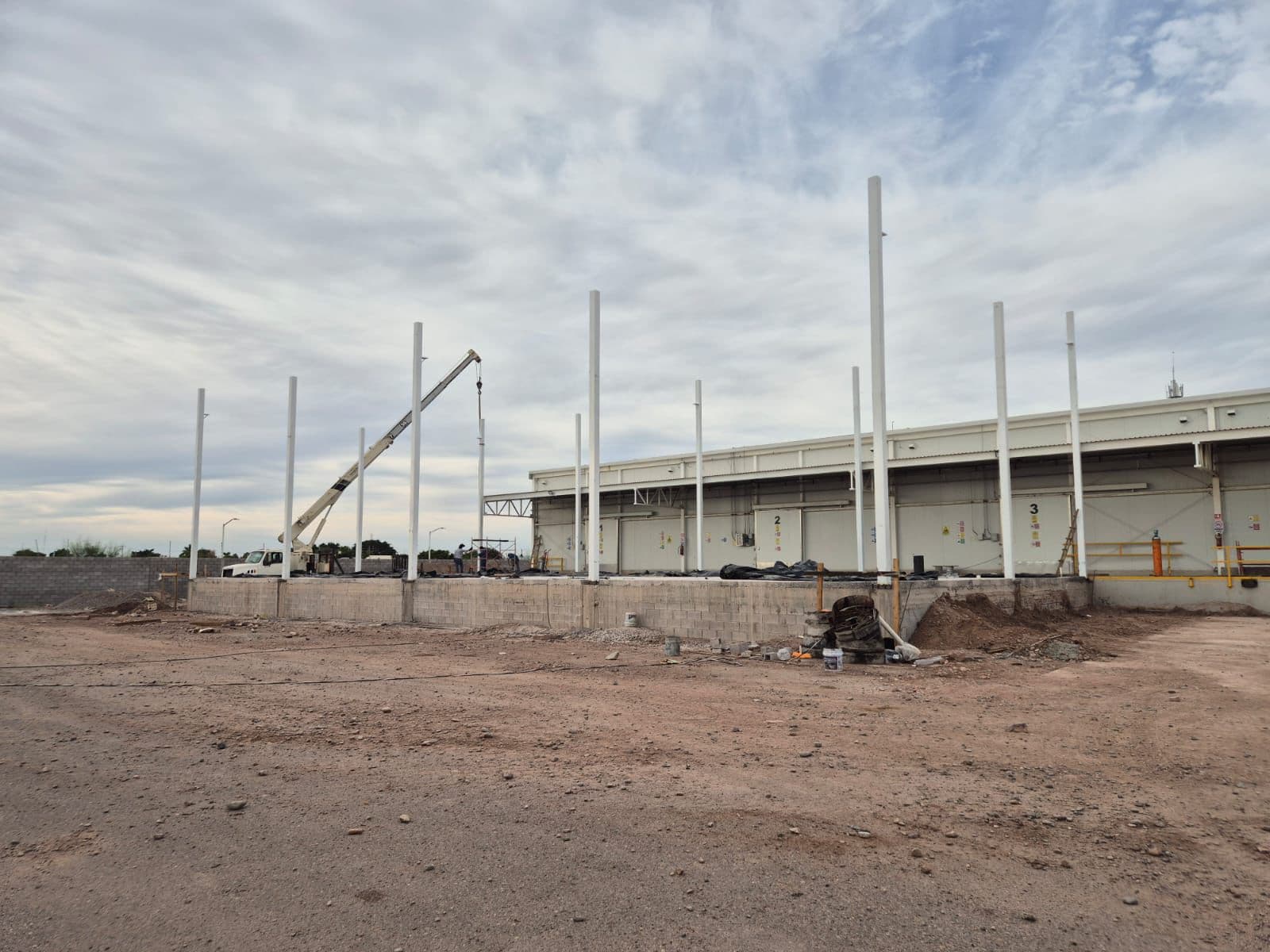 Montaje de columnas de acero con grúa