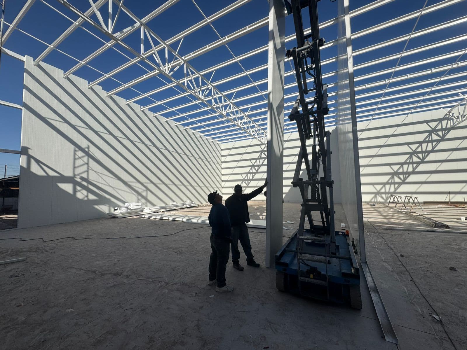 Interior de nave industrial de acero