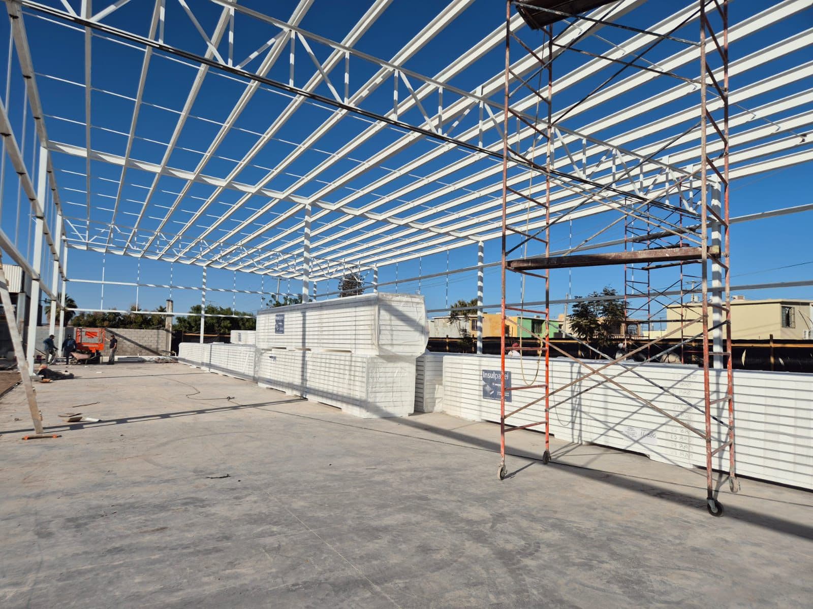 Interior de nave industrial en construcción