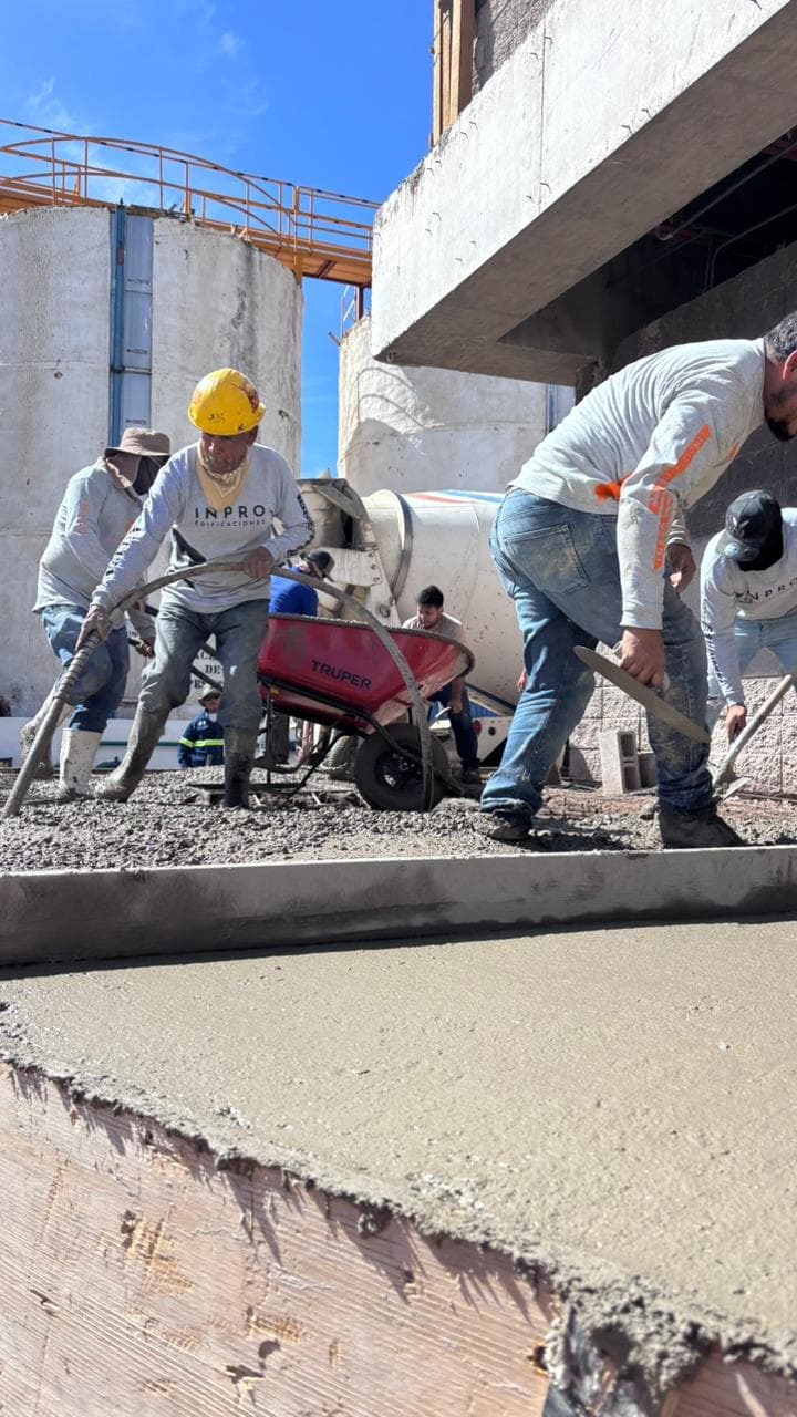 Equipo INPRO trabajando en obra