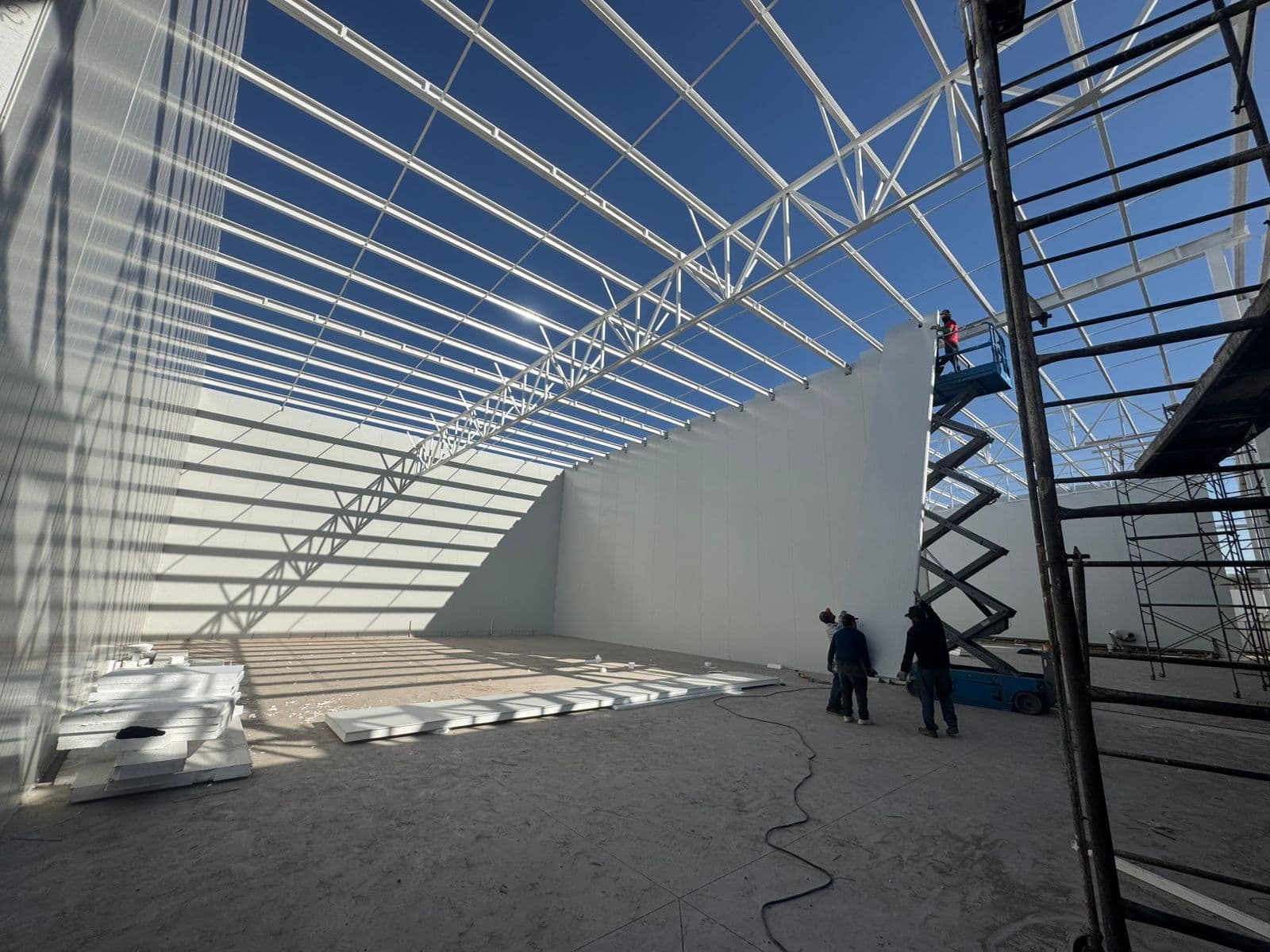 Perspectiva interior de nave industrial