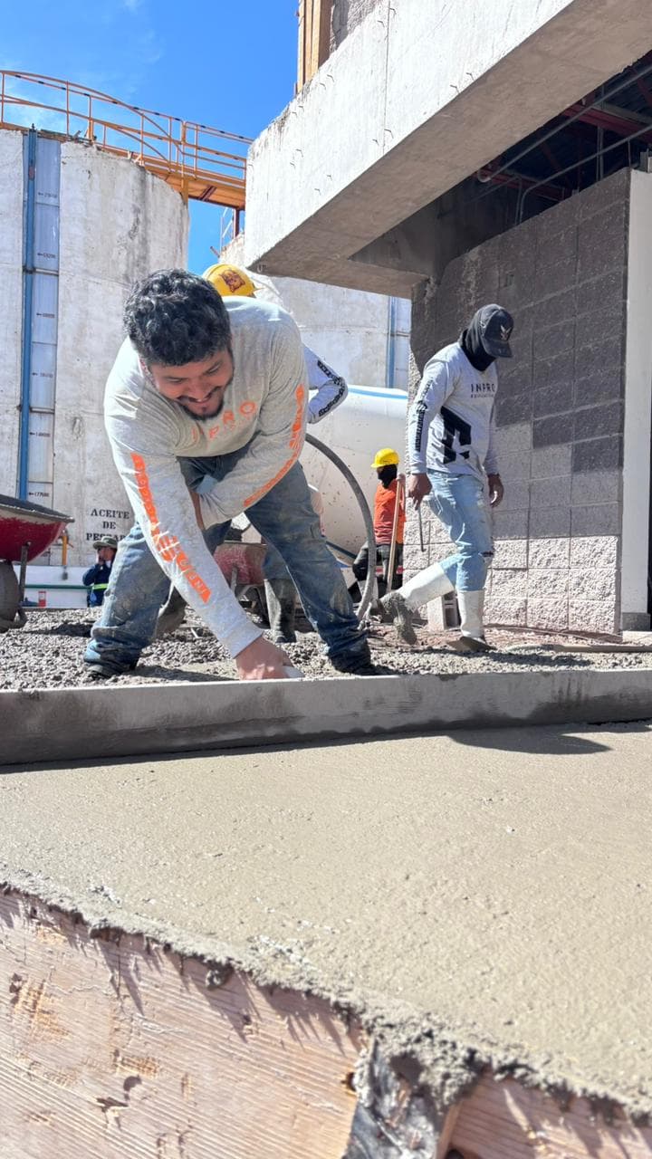 Trabajador INPRO detallando concreto